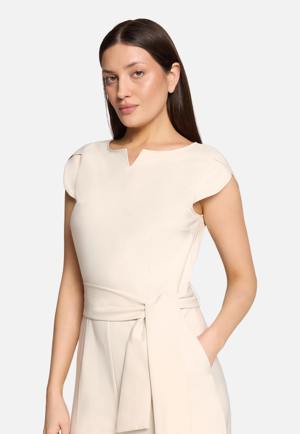 Eleganter Jumpsuit mit Bindegürtel / Detailbild