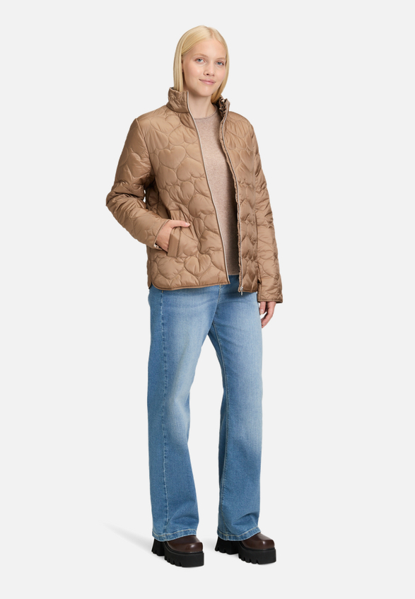 Outdoorjacke mit Steppungen / Modellfoto Vorderseite (Outfit)