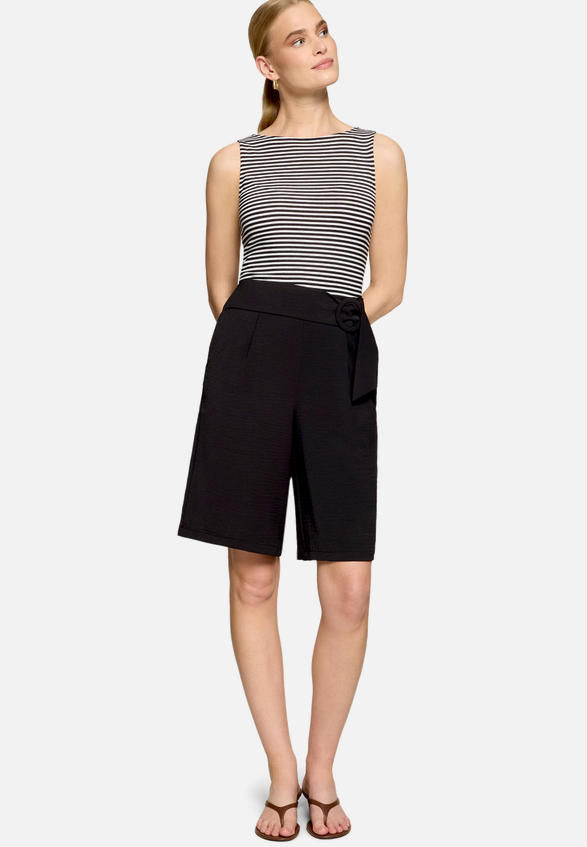 Top  gestreift mit U-Boot Ausschnitt  / Modellfoto Vorderseite (Outfit)