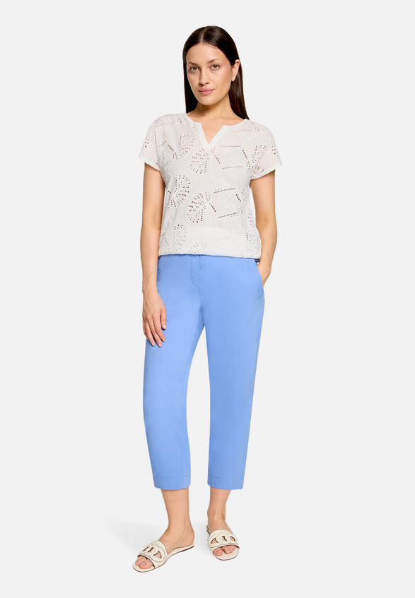 Casual-Shirt mit V-Ausschnitt / Modellfoto Vorderseite (Outfit)