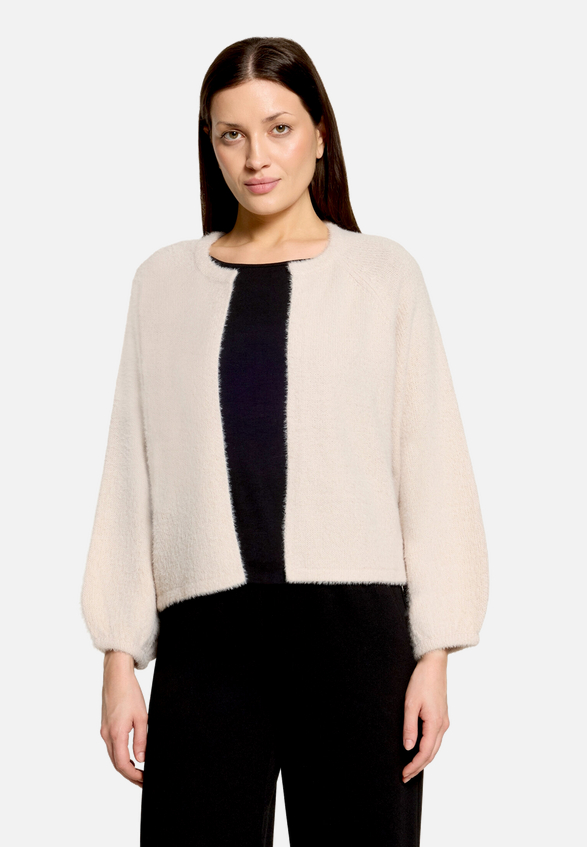 Flauschige Strickjacke  mit 3/4 Arm  / Modellfoto Vorderseite