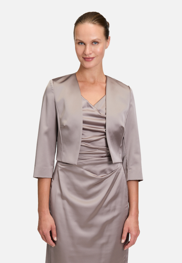 Bolero-Jacke mit Kellerfalten / Modellfoto Vorderseite