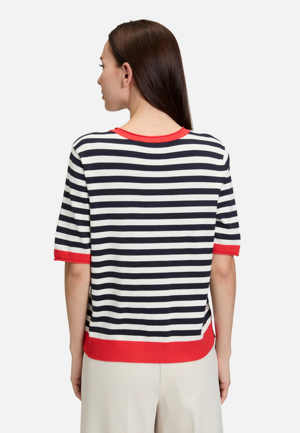 Basic-Pullover mit Streifen / Modellfoto Rückseite