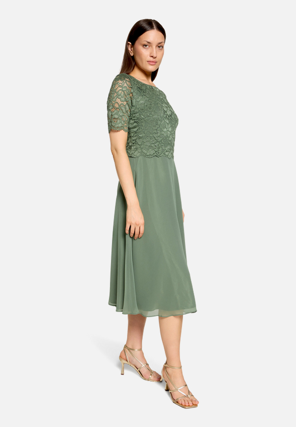 Cocktailkleid mit Spitze / Modellfoto Vorderseite (Outfit)