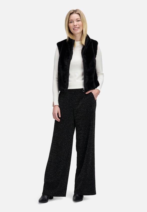 Marlene-Hose im Glitzer-Look / Modellfoto Vorderseite (Outfit)