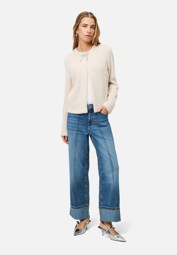 Strickjacke mit Schleife / Modellfoto Vorderseite (Outfit)