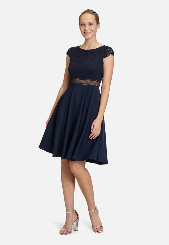 Abendkleid mit Spitze / Modellfoto Vorderseite (Outfit)