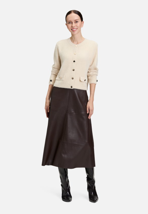Casual-Strickjacke mit Knopfleiste / Modellfoto Vorderseite (Outfit)