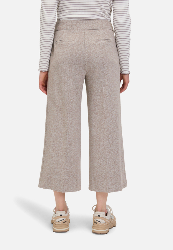 Culotte mit Bügelfalte / Modellfoto Rückseite
