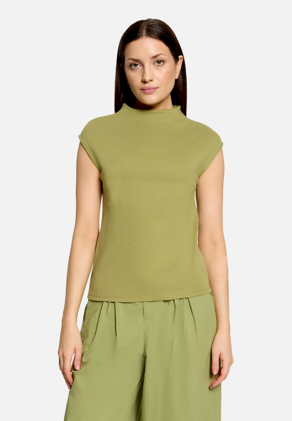 Basic Shirt mit Kragen / Modellfoto Vorderseite
