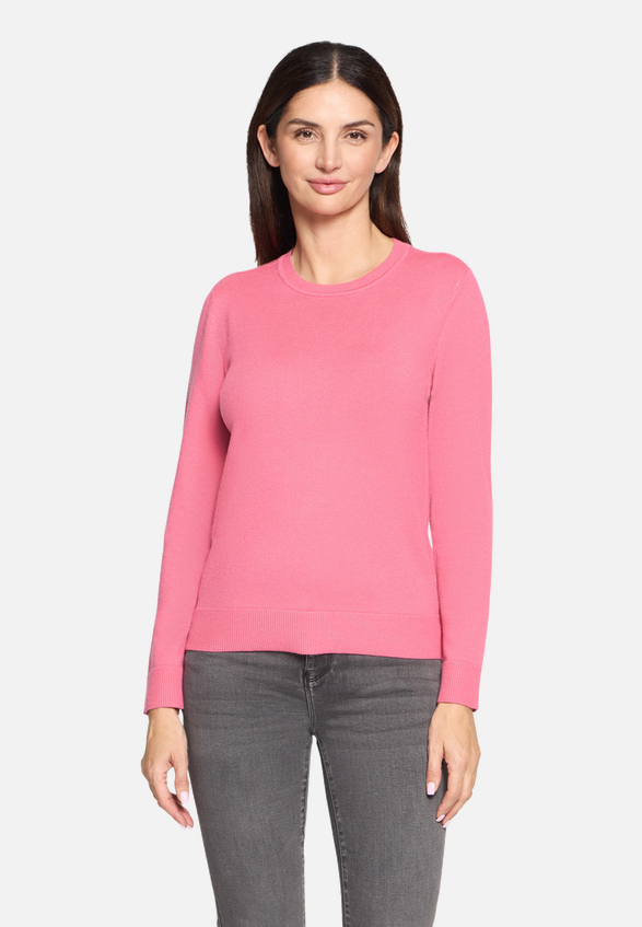 Basic-Strickpullover mit Rundhalsausschnitt / Modellfoto Vorderseite