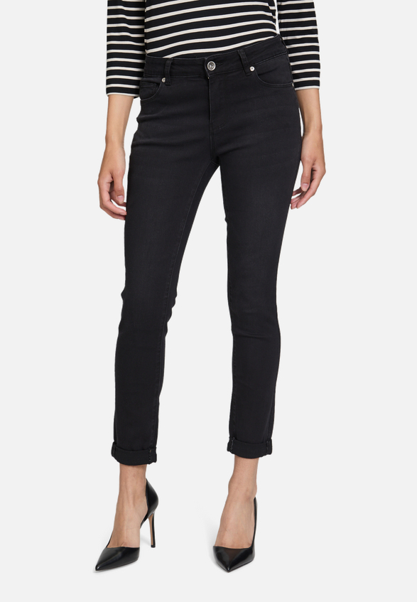 Slim Fit Jeans  mit Stretch-Anteil Style Sunny Short  / Modellfoto Vorderseite