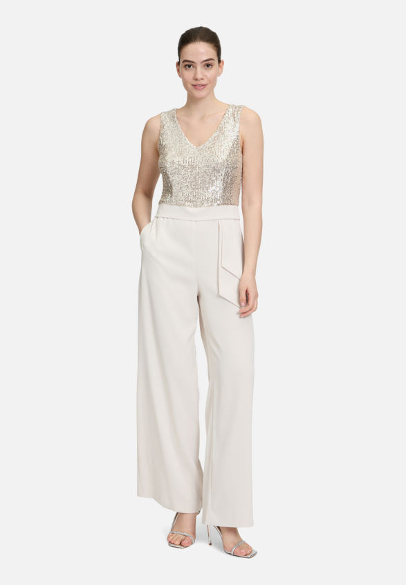 Jumpsuit mit Pailletten / Modellfoto Vorderseite
