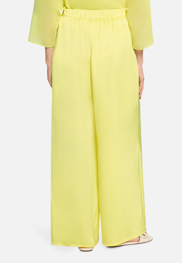 Marlene-Hose mit elastischem Bund / Modellfoto Rückseite