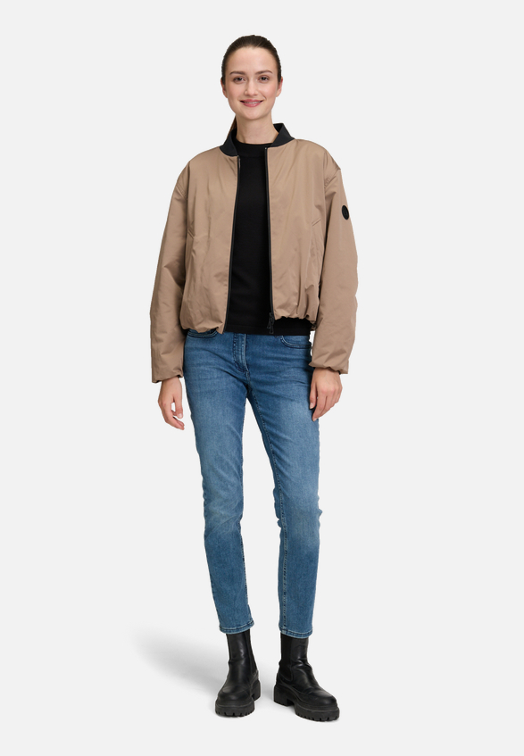 Bomberjacke mit Kragen / Modellfoto Vorderseite (Outfit)