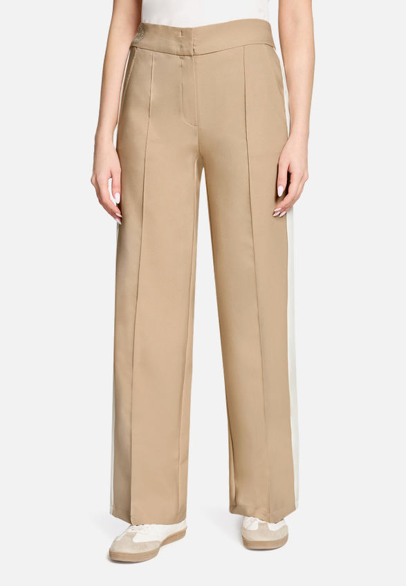 Casual-Hose mit Galonstreifen / Modellfoto Vorderseite