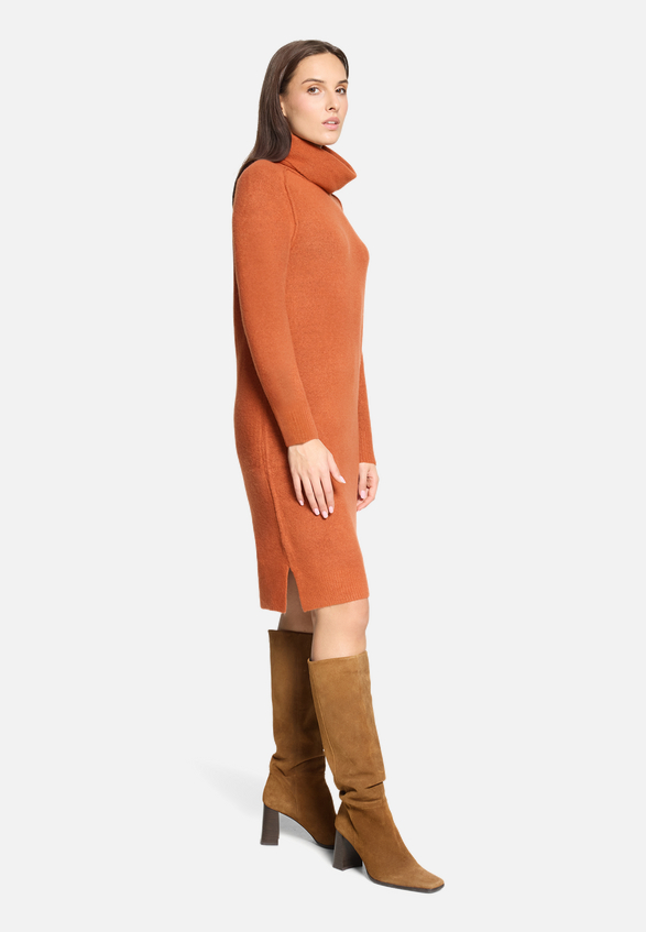 Strickkleid mit Turtle Neck / Modellfoto Vorderseite (Outfit)