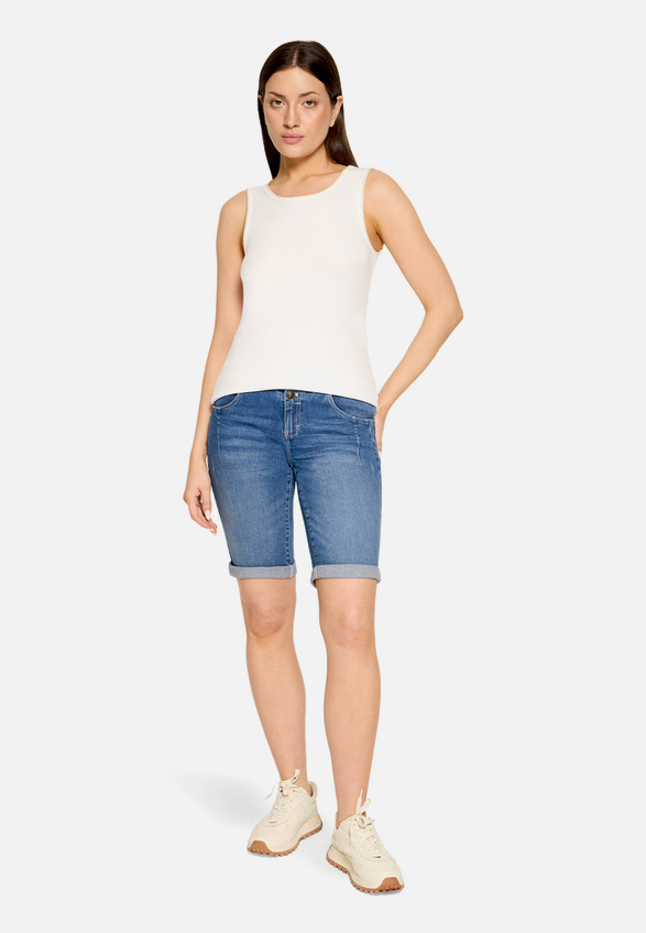 Basic-Top mit Rundhalsausschnitt / Modellfoto Vorderseite (Outfit)
