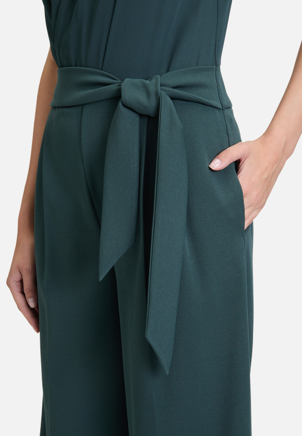Jumpsuit mit Bindegürtel / Detailbild