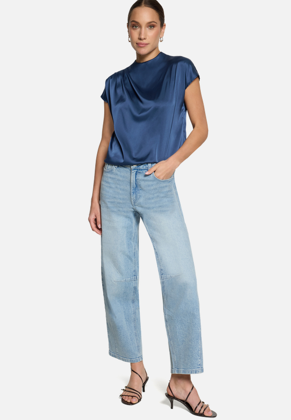 Satinbluse  kurzarm mit Stehkragen / Modellfoto Vorderseite (Outfit)