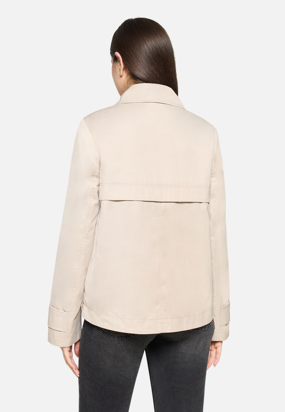 Sommerjacke mit Kragen / Modellfoto Rückseite