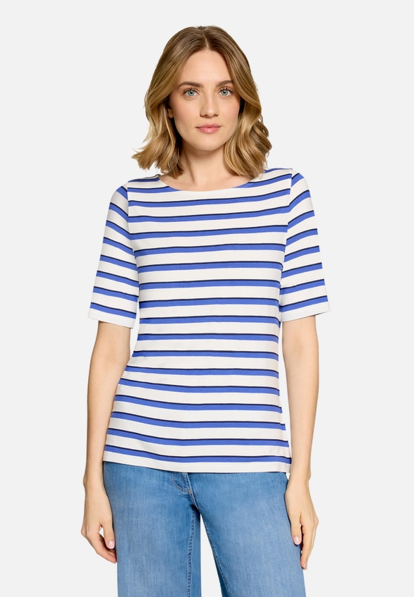 Ringelshirt mit U-Boot-Ausschnitt / Modellfoto Vorderseite