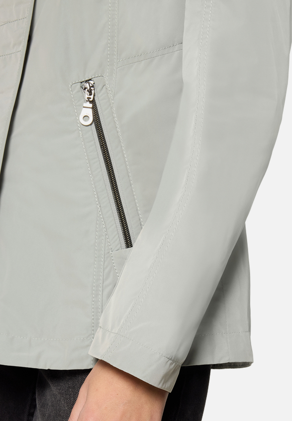 Sommerjacke mit abnehmbarer Kapuze / Detailbild