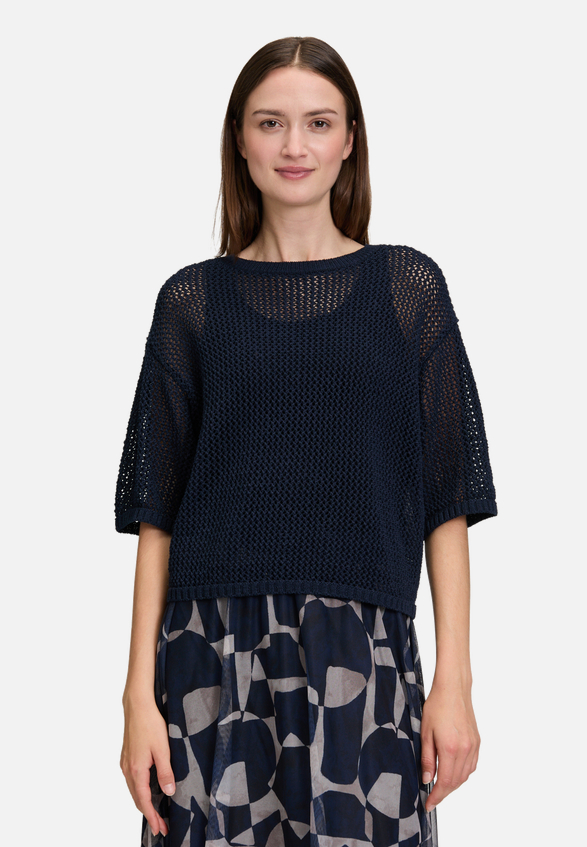 Strickpullover mit Lochmuster / Modellfoto Vorderseite