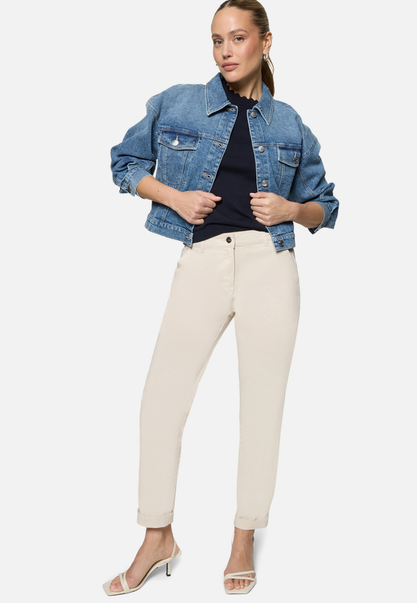Chinohose  mit Stretch 28 Inch  / Modellfoto Vorderseite (Outfit)