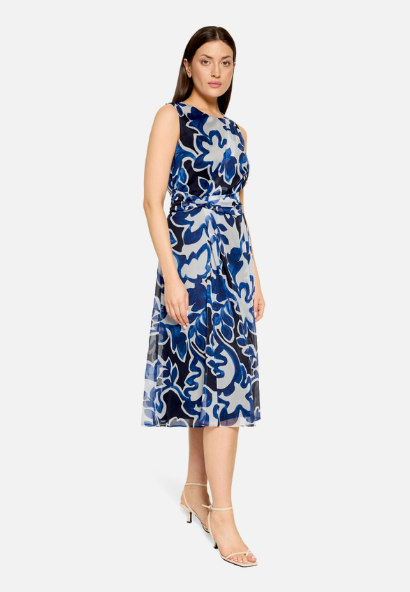 Chiffonkleid ohne Arm / Modellfoto Vorderseite (Outfit)