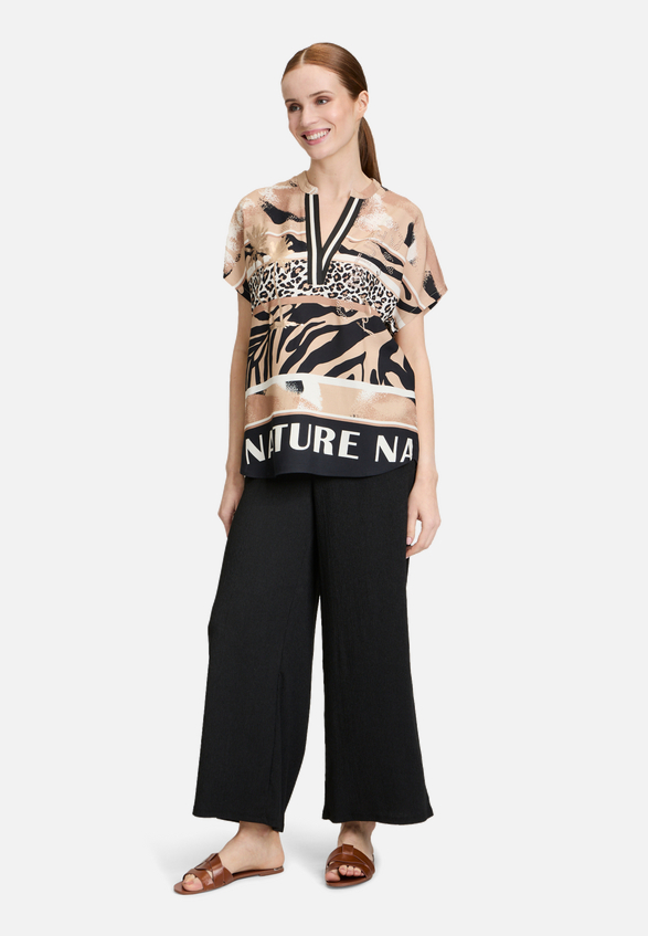 Longbluse mit Stehkragen / Modellfoto Vorderseite (Outfit)