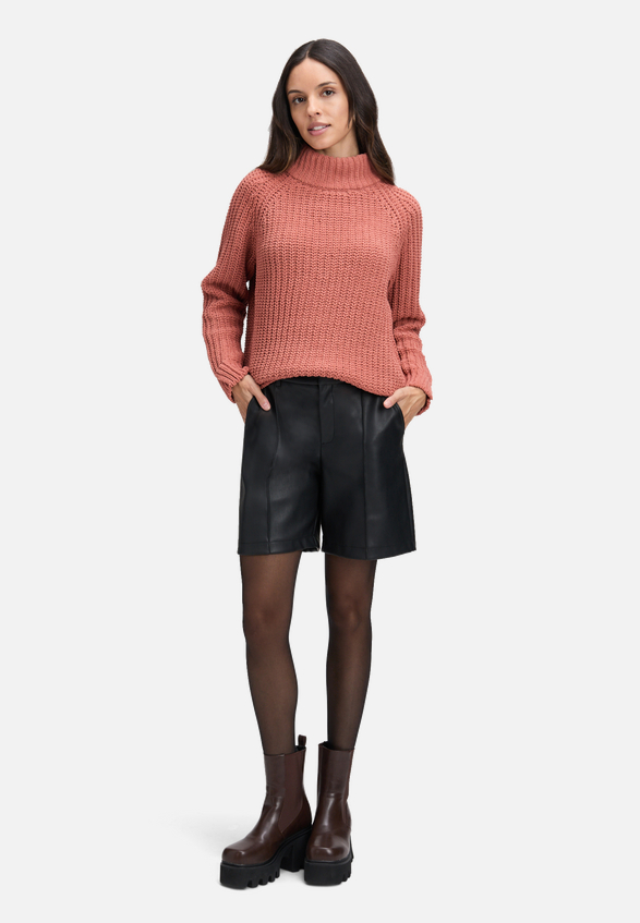 Strickpullover mit Stehkragen / Modellfoto Vorderseite (Outfit)