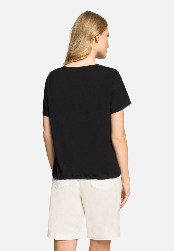 Blusenshirt mit Aufdruck / Modellfoto Rückseite