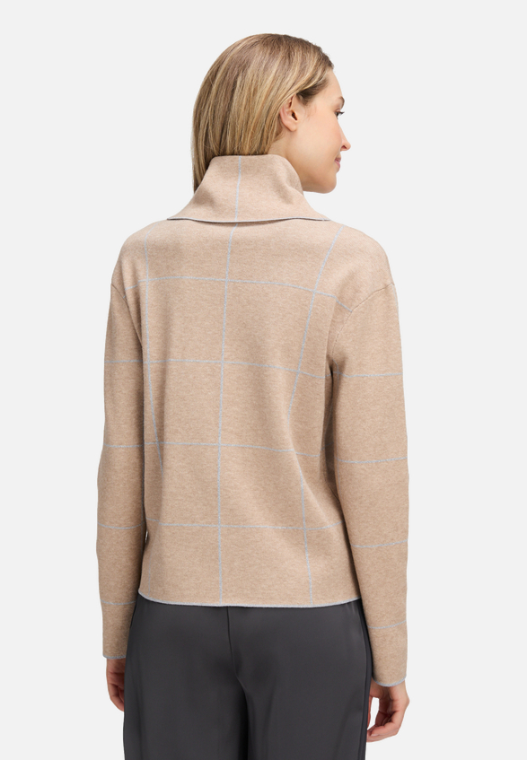 Strickpullover mit Lurexfaden / Modellfoto Rückseite