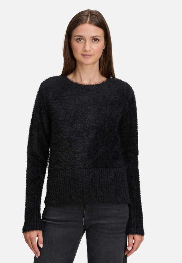 Strickpullover mit V-Ausschnitt / Modellfoto Vorderseite