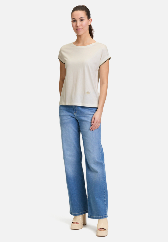 Casual-Shirt mit Rundhalsausschnitt / Modellfoto Vorderseite (Outfit)
