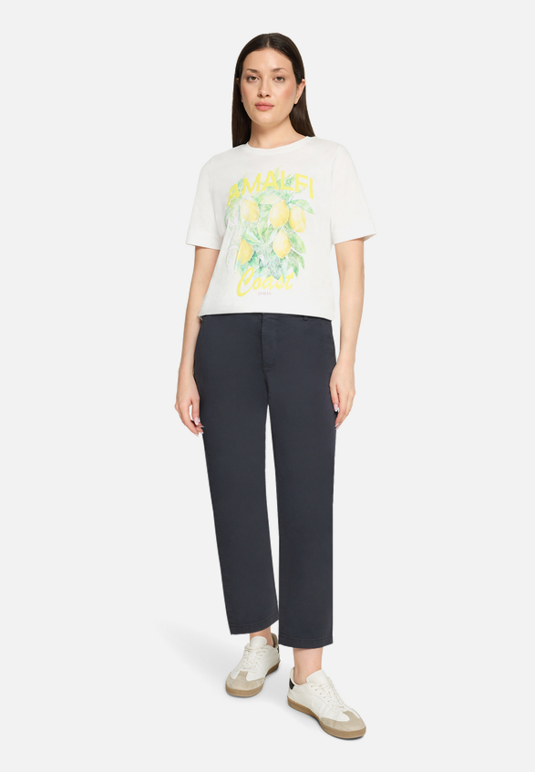 Chino-Hose mit Gummizug / Modellfoto Vorderseite (Outfit)
