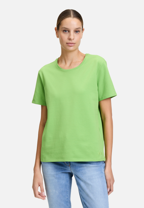 Basic Shirt mit Struktur / Modellfoto Vorderseite