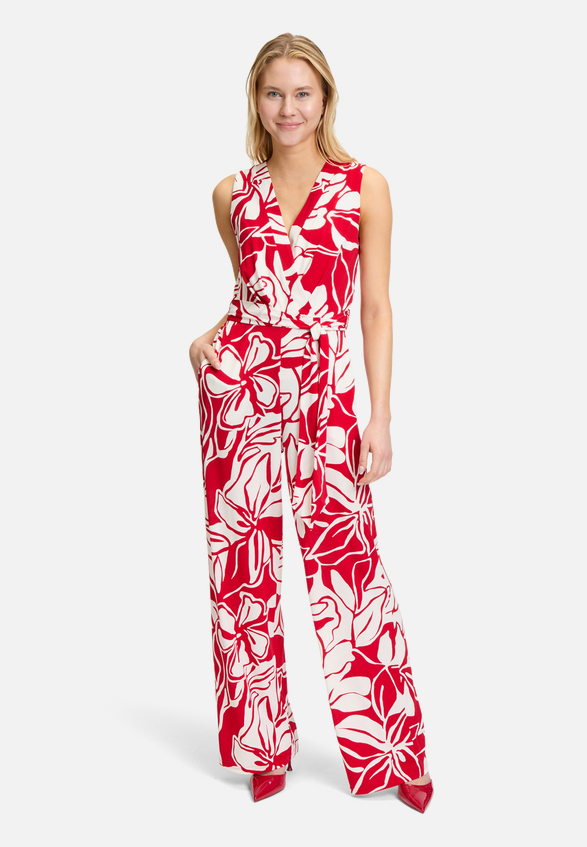 Jumpsuit mit Bindegürtel / Modellfoto Vorderseite