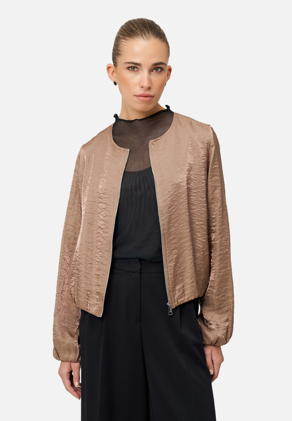 Jacke mit Knittereffekt / Modellfoto Vorderseite