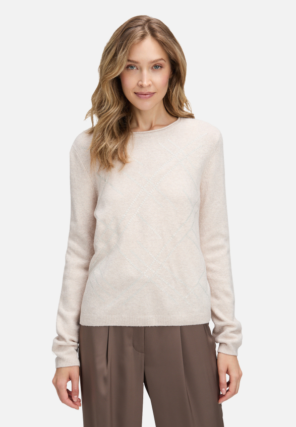 Feinstrickpullover mit Applikation / Modellfoto Vorderseite