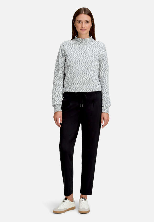 Stretch-Hose mit Eingrifftaschen / Modellfoto Vorderseite (Outfit)