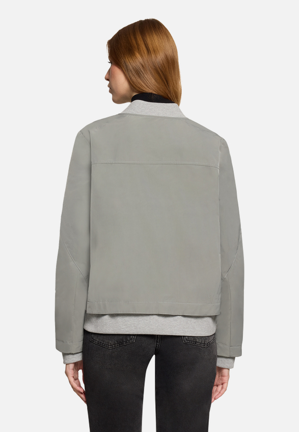 Sommerjacke mit Kragen / Modellfoto Rückseite