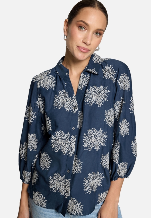 Oversized-Bluse  3/4 Arm mit Stickerei / Modellfoto Vorderseite