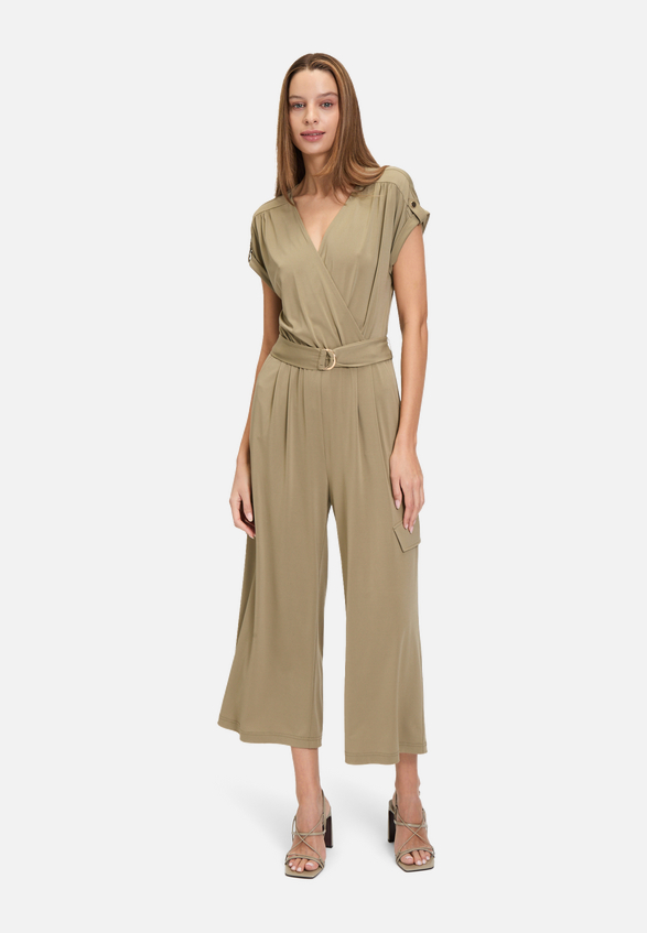 Jumpsuit mit Eingrifftaschen / Modellfoto Vorderseite