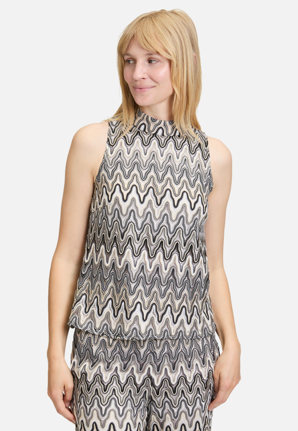 Crop-Top mit Stehkragen / Modellfoto Vorderseite