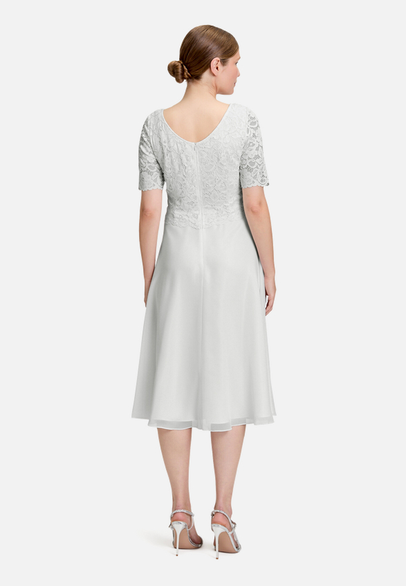 Cocktailkleid mit Spitze / Modellfoto Rückseite