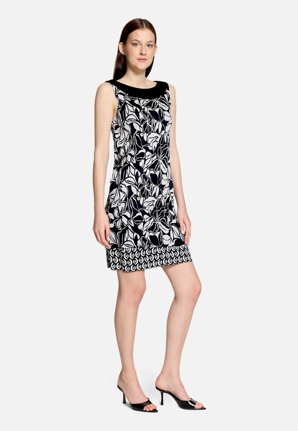 Wendekleid Mini mit U-Boot-Ausschnitt / Modellfoto Vorderseite (Outfit)