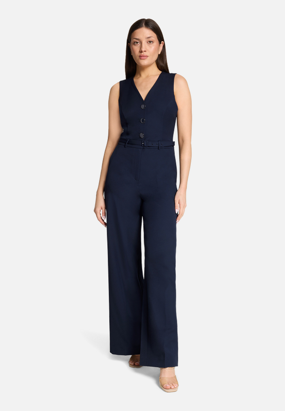 Jumpsuit mit Gürtel / Modellfoto Vorderseite