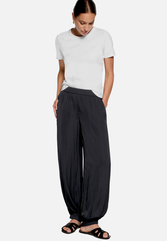 Schlupfhose  mit Gummizug  / Modellfoto Vorderseite (Outfit)